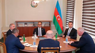 También participa en la reunión un representante del contingente de paz de Rusia desplegado en Nagorno Karabaj desde el fin de la guerra de 44 días y que comenzó en 2022.