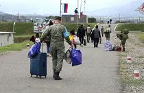 Russische Soldaten helfen Armeniern und Armenierinnen, die Region Berg-Karabach zu verlassen