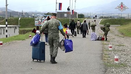 Russische Soldaten helfen Armeniern und Armenierinnen, die Region Berg-Karabach zu verlassen