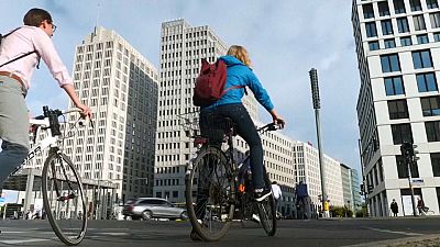 Straßenszene mit Radfahrern am Potsdamer Platz in Berlin