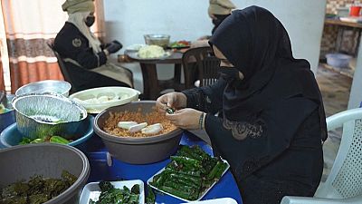 نساء يحضرن الطعام في مشغل مذاق الموصل 