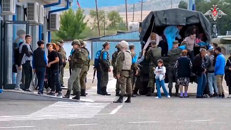 Rus Barış Gücü askerleri, bölgeyi terk eden Ermenilere yardım ediyor