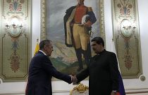 El presidente de Venezuela, Nicolás Maduro (d), se reúne con el ministro de Exteriores de Rusia, Serguéi Lavrov, en el Palacio Presidencial de Miraflores, en Caracas.
