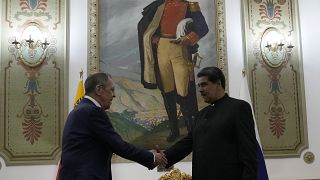 El presidente de Venezuela, Nicolás Maduro (d), se reúne con el ministro de Exteriores de Rusia, Serguéi Lavrov, en el Palacio Presidencial de Miraflores, en Caracas.
