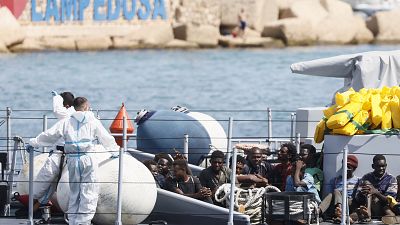 Des migrants attendent sur un navire avant de débarquer sur l'île de Lampedusa