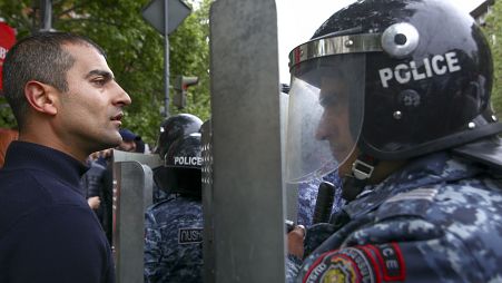 الشرطة تمنع متظاهرين تجمعوا احتجاجا على نقل الرئيس السابق إلى مقعد رئيس الوزراء في يريفان