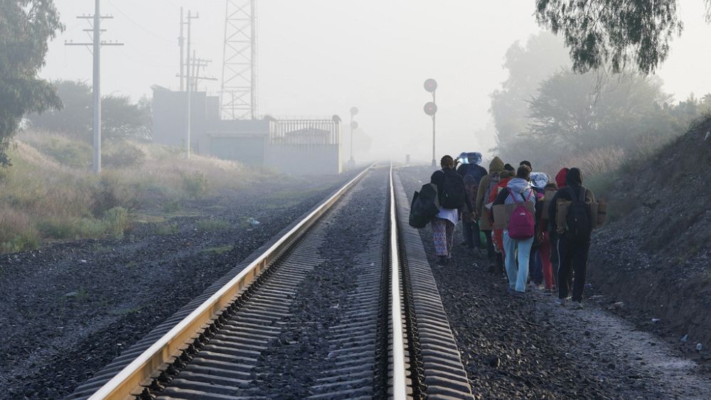 Video: Miles de migrantes y trenes de carga detenidos en la frontera entre México y Estados Unidos: muchos riesgos