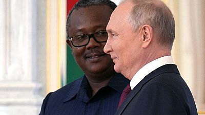 Putin com o presidente da Guiné Bissau, Umaro Sissoco Embalo, em São Petersburgo