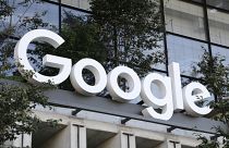 Логотип Google на офисе компании в Нью-Йорке