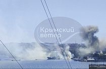 Az UGC videójából kivett képkockán az orosz Fekete-tengeri Flotta főhadiszállásáról felszálló füst látható a krími Szevasztopolban, 2023. szeptember 22-én