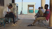 انتظار النازحين في باحة المدرسة على الحدود المصرية السودانية 