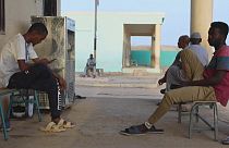 انتظار النازحين في باحة المدرسة على الحدود المصرية السودانية