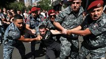 En Armenia, las protestas continúan en Ereván tras perder el puso bélico contra Bakú y haber accedido a deponer las armas. Los armenios piden ahora la dimisión del Gobierno.