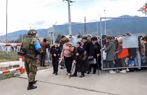 Военные открыли ворота в лагерь для беженцев у Степанакерта/Ханкенди. 21 сентября 2023