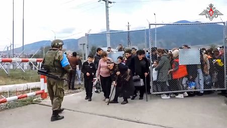 Военные открыли ворота в лагерь для беженцев у Степанакерта/Ханкенди. 21 сентября 2023