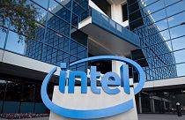 Логотип Intel на фоне здания компании