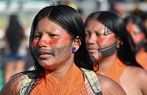 Alcune donne native festeggiano per la storica vittoria legale