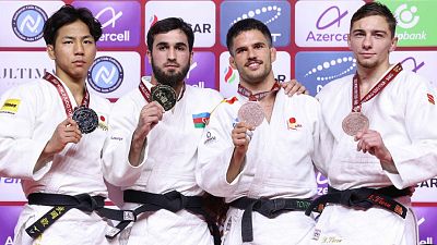 Los medallistas de la categoría de menos de 66 kilos posan con sus preseas, en Bakú, el 22 de septiembre de 2023