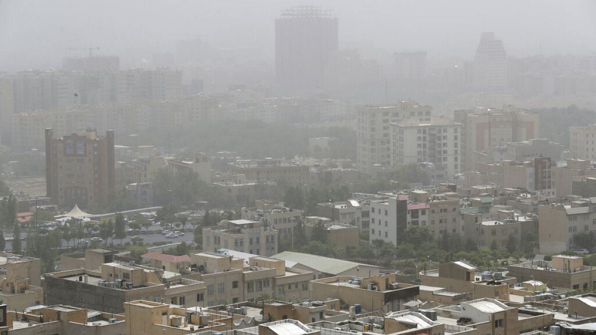 أسطح المنازل مغطاة بعاصفة رملية في طهران، إيران، 24 مايو 2022.