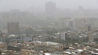 أسطح المنازل مغطاة بعاصفة رملية في طهران، إيران، 24 مايو 2022.