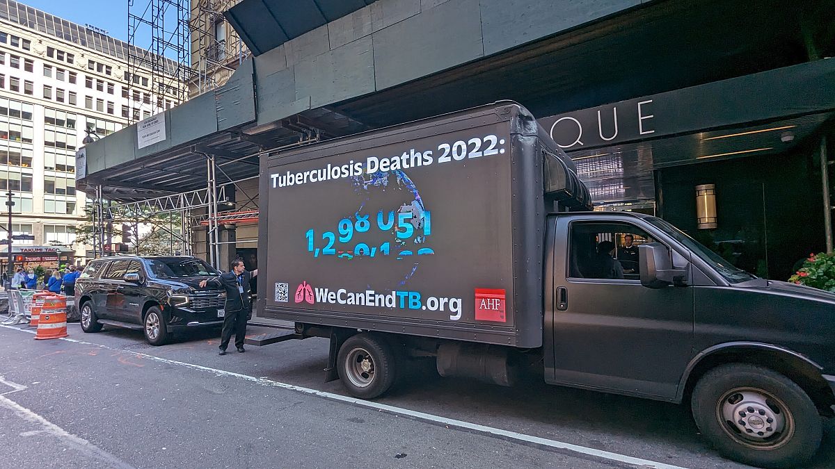 Um outdoor móvel em Manhattan com mensagens sobre os riscos da tuberculose