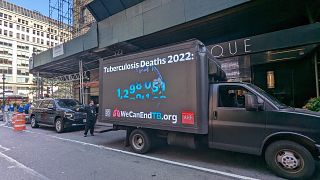Tuberkulózissal kapcsolatos felhívás egy teherautón Manhattan utcáin