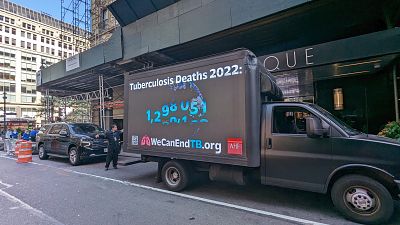 Tuberkulózissal kapcsolatos felhívás egy teherautón Manhattan utcáin