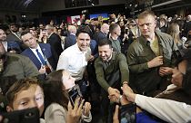 O primeiro-ministro Justin Trudeau e o presidente ucraniano Volodymyr Zelenskyy cumprimentam populares em Toronto