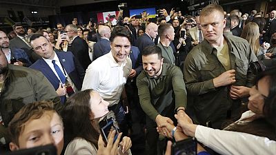 O primeiro-ministro Justin Trudeau e o presidente ucraniano Volodymyr Zelenskyy cumprimentam populares em Toronto