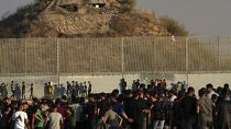 Des manifestants palestiniens se rassemblent devant un poste de l'armée et la clôture lors d'affrontements avec les forces de sécurité israéliennes le long de la bande de Gaza