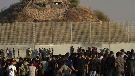 Des manifestants palestiniens se rassemblent devant un poste de l'armée et la clôture lors d'affrontements avec les forces de sécurité israéliennes le long de la bande de Gaza