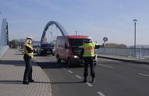 الشرطة الفيدرالية الألمانية عند المعبر الحدودي من بولندا إلى ألمانيا في فرانكفورت أن دير أودر.