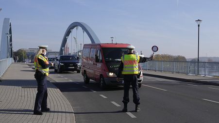 الشرطة الفيدرالية الألمانية عند المعبر الحدودي من بولندا إلى ألمانيا في فرانكفورت أن دير أودر.