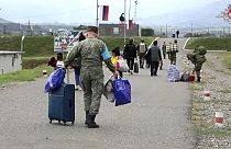 Des soldats russes aident des familles arméniennes à quitter leurs villages dans le Haut-Karabakh
