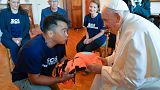 Papa Francesco riceve un giubbotto salvagente per bambini da SOS Mediterranée. (Marsiglia, 23.9.2023)
