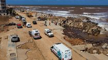 منظر جوي يظهر الدمار على شاطئ البحر في مدينة درنة شرق ليبيا.