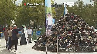 Pirámide de zapatos en París, de Handicap International, en su 29ª edición.
