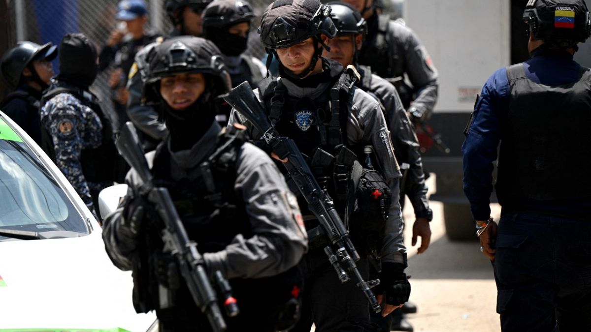 قوات خاصة خارج سجن توكورون بولاية أراغوا بفنزويلا