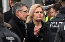 Nancy Faeser német belügyminiszter (k) látogatást tesz az előző éjjel elkövetett ámokfutás helyszínén, Hamburg Alsterdorf nevű városrészében 2023. március 10-én.