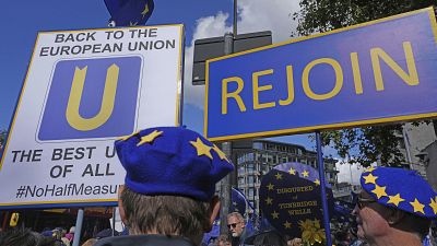 Az EU-hoz való újracsatlakozásra buzdító táblák a londoni tüntetésen 2023.09.23-án.
