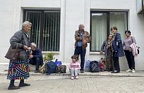 Stepanakert néhány lakója buszra vár, ami elviszi Örményországba