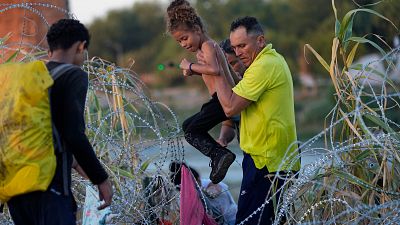 مهاجرون يعبرون نهر ريو غراندي ويدخلون الولايات المتحدة من المكسيك. 2023/09/23