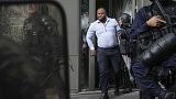 Ein Bankangestellter in Paris wird in Sicherheit gebracht am 23.9.2023