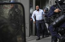 Ein Bankangestellter in Paris wird in Sicherheit gebracht am 23.9.2023