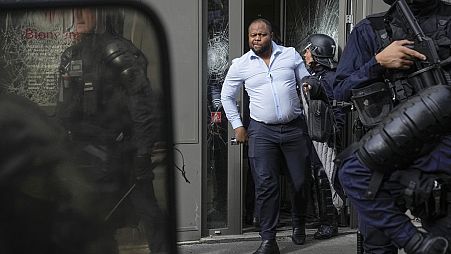 Ein Bankangestellter in Paris wird in Sicherheit gebracht am 23.9.2023