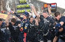 Max Verstappen celebra a vitória no Gande Prémio do Japão de F1, no circuito de Suzuka, 24 de setembro de 2023