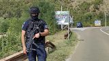 Un officier de police du Kosovo surveillant la circuilation près du village de Banjska, à 55 kilomètres au nord de la capitale Pristina, dans le nord du Kosovo. 24/09/2023