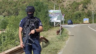Un officier de police du Kosovo surveillant la circuilation près du village de Banjska, à 55 kilomètres au nord de la capitale Pristina, dans le nord du Kosovo. 24/09/2023