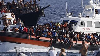 Tengerről kimentett afrikai migránsok érkezése Lampedusára