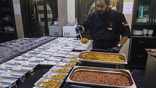 Libye : le chef Salah Khalil prépare des repas pour les déplacés de Derna